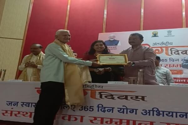 उपमुख्यमंत्री डॉ. प्रेमचंद बैरवा ने 80 वर्षीय योग साधक महावीर प्रसाद शर्मा को किया सम्मानित