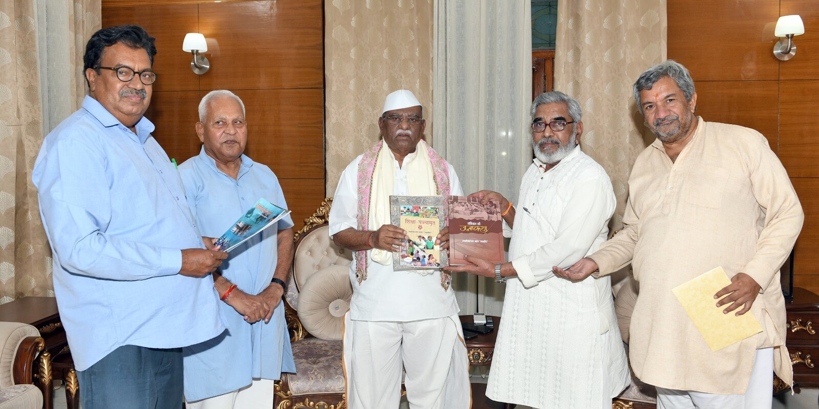 लक्ष्मीनारायण भाला लक्खी दा ने राज्यपाल हरिभाऊ किसनराव बागड़े को संविधान पर आधारित पुस्तक की भेंट