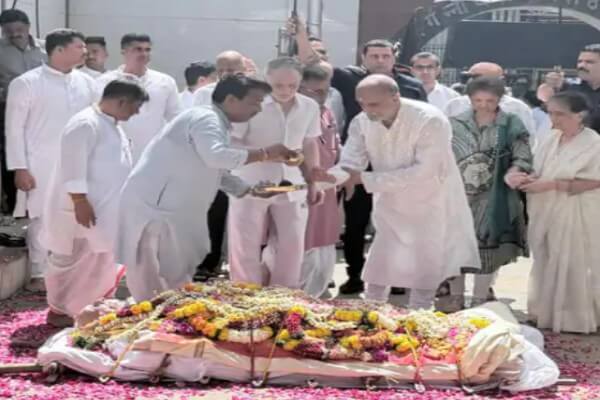 रेमंड के पूर्व चेयरमैन विजयपत सिंघानिया का अंतिम संस्कार, बेटे गौतम ने दी मुखाग्नि