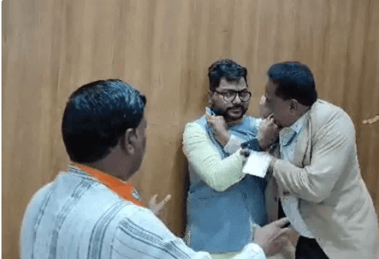 भाजपा अल्पसंख्यक मोर्चा की बैठक में प्रदेशाध्यक्ष मदन राठौर के सामने भिड़े पदाधिकारी, एक-दूसरे को जड़े थप्पड़