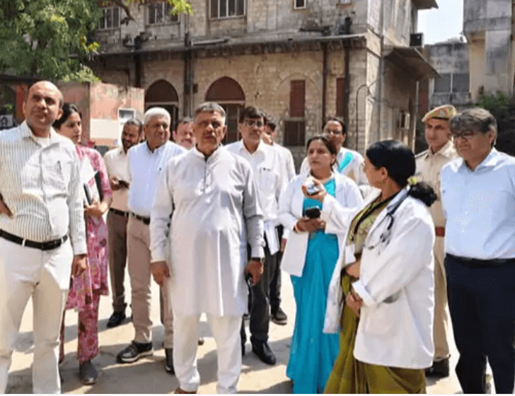 जयपुर जनाना हॉस्पिटल का स्वास्थ्य मंत्री खींवसर ने किया अस्पताल का निरीक्षण, जर्जर भवनों वाले अस्पतालों के लिए एकीकृत प्लान तैयार करने के दिए निर्देश