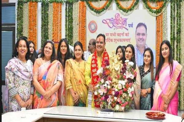 महिला पत्रकारों ने मुख्यमंत्री को बांधी राखी, भजनलाल शर्मा बोले— 'महिला सुरक्षा और सशक्तिकरण हमारी सर्वोच्च प्राथमिकता'