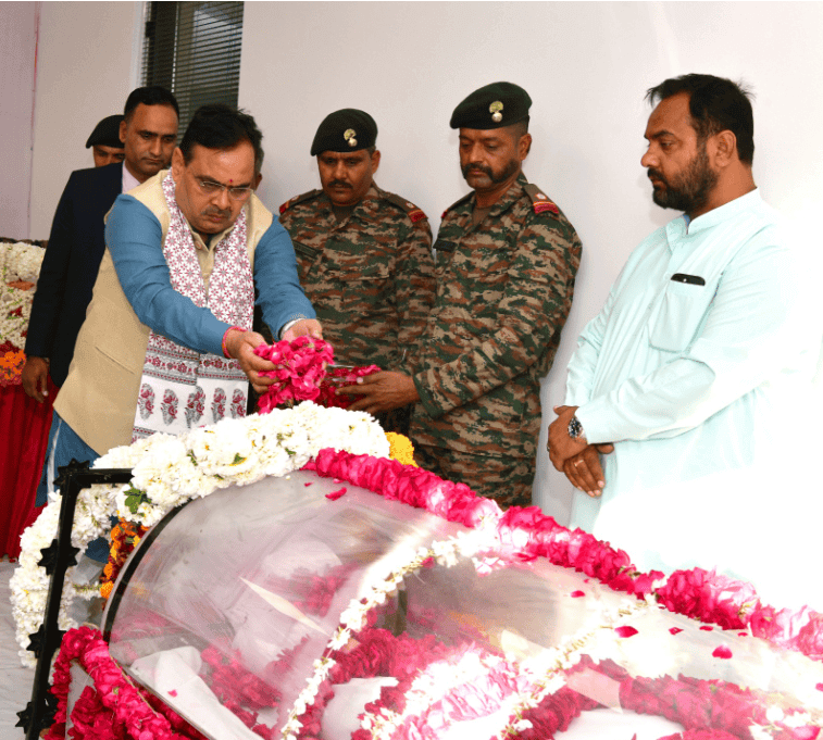 मुख्यमंत्री शर्मा ने स्व. कर्नल लक्ष्मण सिंह राठौड़ को श्रद्धांजलि अर्पित की,उद्योग मंत्री कर्नल राज्यवर्धन राठौड़ को ढांढस बंधाया