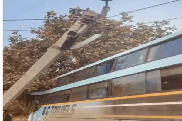 जयपुर-नागौर-फलोदी मेगा हाईवे पर बड़ा हादसा: स्कूल बस से टकराई स्लीपर बस, बिजली पोल गिरने से मचा हड़कंप