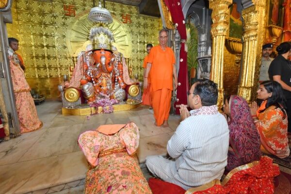 गणेश चतुर्थी पर मुख्यमंत्री भजनलाल शर्मा ने पत्नी गीता शर्मा के साथ किए मोती डूंगरी गणेश मंदिर में दर्शन और  की पूजा अर्चना